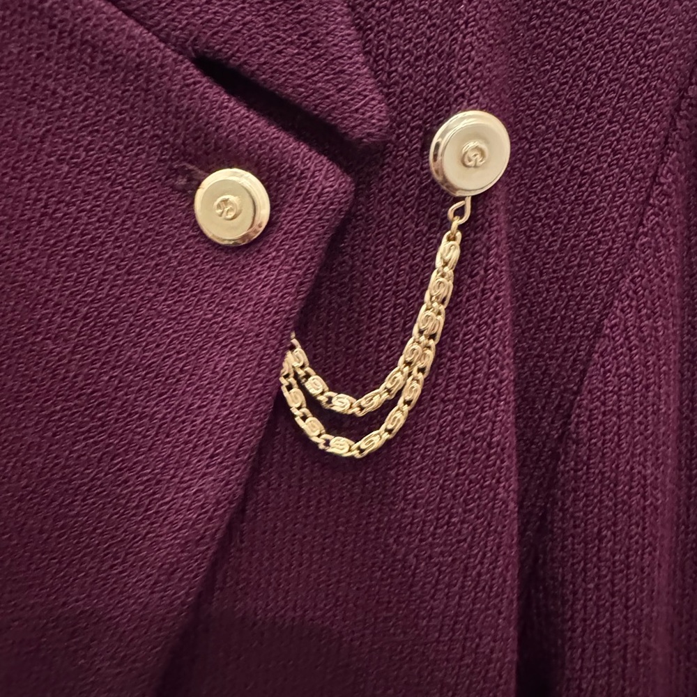St. John Collection by Marie Gray burgundy knit blazer w/gold-tone brooch Sz 12 - Picture 3 of 7